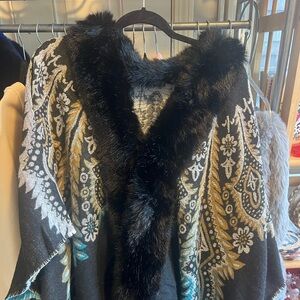 NEW - Gorgeous wrap/cape with faux fur collar. One Size.